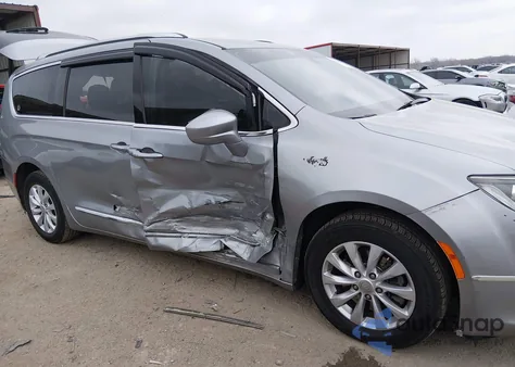 2019 Chrysler Pacifica Touring L z USA, uszkodzony, nr VIN 2C4RC1BG4KR540085